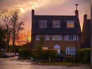 Great 5-Bedroom House in Thornton Road sleeps 14+ photo 2
