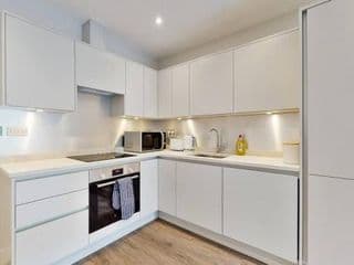 Elegant 2bed flat 10min to Wimbledon tennis courts photo 3