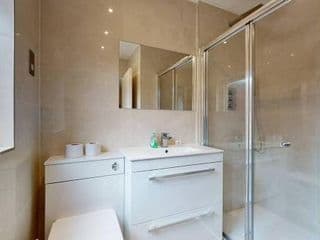 Elegant 2bed flat 10min to Wimbledon tennis courts photo 4