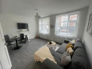Lovable 2 Bedroom Flat On Tower Bridge photo 1