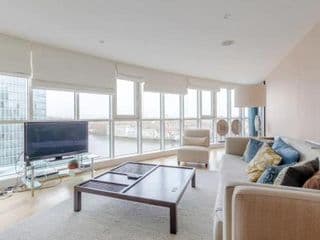 Gorgeous 3 Bedroom flat in Vauxhall with City Views photo 1