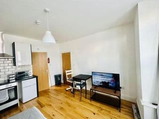SE4, Self contained studio flat. photo 4