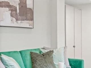 NEW Stunning 3 Bed Apt with Outside Space photo 3