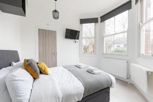 Double Ensuite Room Convenient Location Sleeps 2