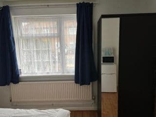 Large Double Bedroom with free on site parking photo 3