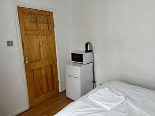 Large Double Bedroom with free on site parking photo 4