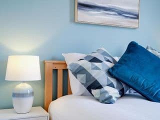 Peaceful 4 Bedroom Family Home with FREE Parking, Garden, WiFi & Netflix By Roost photo 1