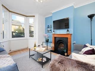 Peaceful 4 Bedroom Family Home with FREE Parking, Garden, WiFi & Netflix By Roost photo 2