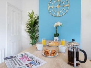Peaceful 4 Bedroom Family Home with FREE Parking, Garden, WiFi & Netflix By Roost photo 3