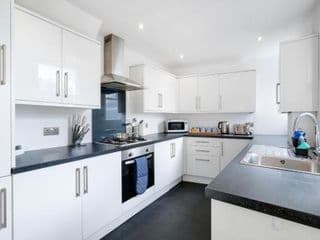 Peaceful 4 Bedroom Family Home with FREE Parking, Garden, WiFi & Netflix By Roost photo 4