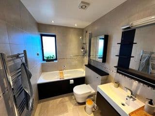 Modern and cozy 2-guest flat with gated parking photo 3