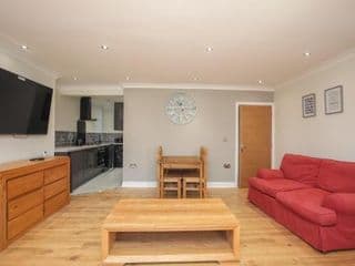 Riverside 2 Bedroom Central Kingston Flat photo 1