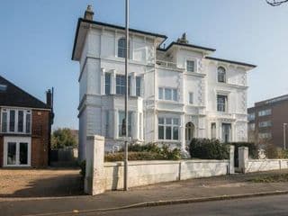 Riverside 2 Bedroom Central Kingston Flat photo 3