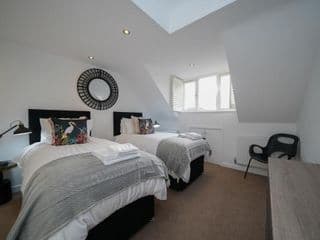 Castle Townhouse Kenilworth - Private Parking - 24 Hr Gym Access - Town Centre photo 2