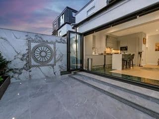 Ground Floor Luxury Flat with Free Parking photo 1