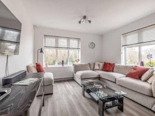 STYLISH HOME @ VIRGINIA WATER LAKE & FREE PARKING photo 1