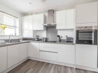 STYLISH HOME @ VIRGINIA WATER LAKE & FREE PARKING photo 2