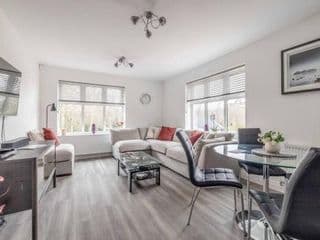 STYLISH HOME @ VIRGINIA WATER LAKE & FREE PARKING photo 3
