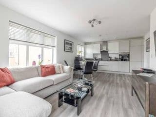 STYLISH HOME @ VIRGINIA WATER LAKE & FREE PARKING photo 4
