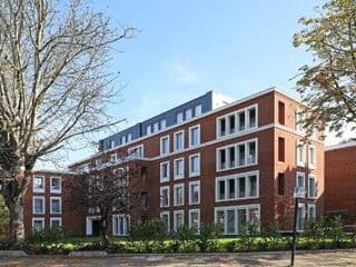 Stunning apartment building, walking distance to Ealing Broadway tube! photo 1
