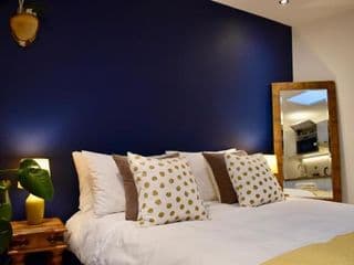 Stylish centrally-located studio with parking photo 2