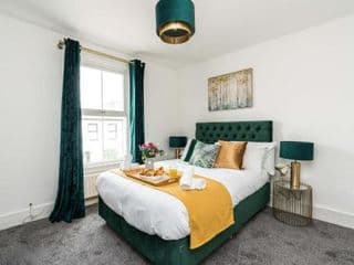 Dressed to impress 2 bed house in Heart of Croydon ID Required photo 1