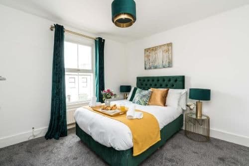 Dressed to impress 2 bed house in Heart of Croydon ID Required