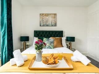 Dressed to impress 2 bed house in Heart of Croydon ID Required photo 2