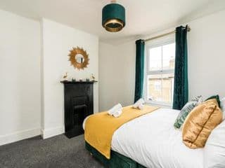 Dressed to impress 2 bed house in Heart of Croydon ID Required photo 4