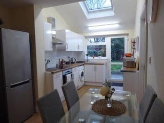 Modern 6-Bed-Groups-Contractors onsite Parking Vans-Cars photo 3