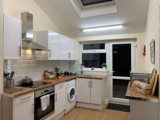 Modern 6-Bed-Groups-Contractors onsite Parking Vans-Cars photo 4