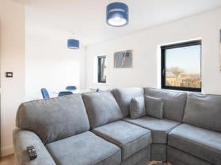 2 Bed Family Apt w/BALCONY & PARKING! ☆ FREE NETFLIX - With 50 Inch Smart TV, FREE NETFLIX & WIFI - Birmingham City Centre, By 02 Academy, Cube & Mailbox photo 1