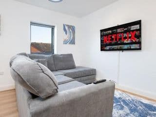 2 Bed Family Apt w/BALCONY & PARKING! ☆ FREE NETFLIX - With 50 Inch Smart TV, FREE NETFLIX & WIFI - Birmingham City Centre, By 02 Academy, Cube & Mailbox photo 3