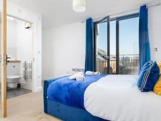 2 Bed Family Apt w/BALCONY & PARKING! ☆ FREE NETFLIX - With 50 Inch Smart TV, FREE NETFLIX & WIFI - Birmingham City Centre, By 02 Academy, Cube & Mailbox photo 4