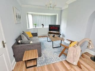 Cosy 3 bed with Parking- Family and Contractors photo 1