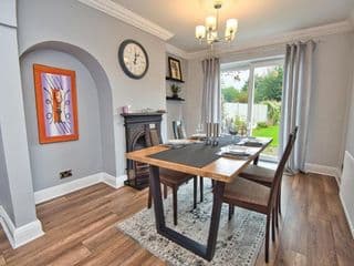 Cosy 3 bed with Parking- Family and Contractors photo 3