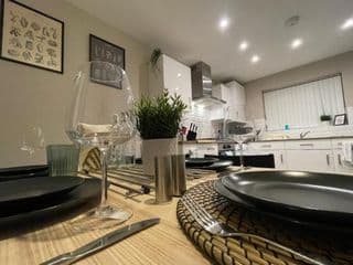 New Stylish Sleeps 7 free parking contractors welcome photo 1