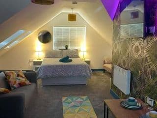 Vibrant & Modern studio apartment in Birmingham photo 1
