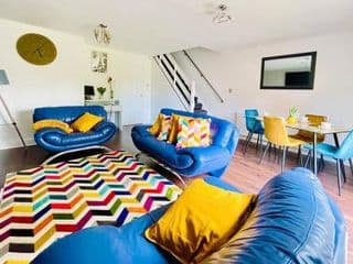 Mayfair Place - Cosy 3 Bedroom House with Free Parking photo 1