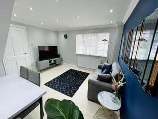 Modern Home, Close to the City Centre with Parking photo 2