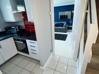 Modern Home, Close to the City Centre with Parking photo 3