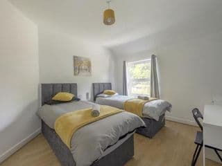 Birmingham Contractor House sleeps 8 Private Garden near M6 Motorway Business Wi-FI and Netflix photo 1