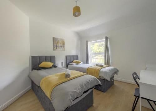 Birmingham Contractor House sleeps 8 Private Garden near M6 Motorway Business Wi-FI and Netflix