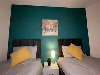 Birmingham Contractor House sleeps 8 Private Garden near M6 Motorway Business Wi-FI and Netflix photo 2