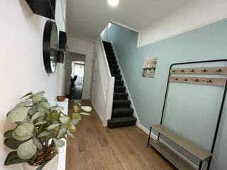 Birmingham Contractor House sleeps 8 Private Garden near M6 Motorway Business Wi-FI and Netflix photo 3