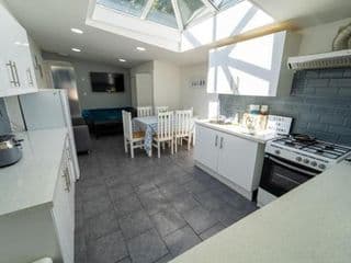 Spacious studios with free fast WIFI and 50inch SMART TV's next to UOB and 10min drive to the City! photo 1