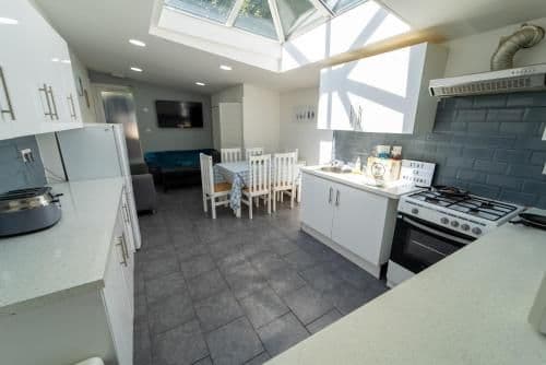 Spacious studios with free fast WIFI and 50inch SMART TV's next to UOB and 10min drive to the City!