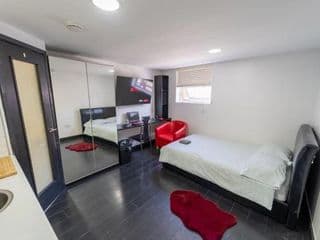 Spacious studios with free fast WIFI and 50inch SMART TV's next to UOB and 10min drive to the City! photo 2