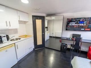 Spacious studios with free fast WIFI and 50inch SMART TV's next to UOB and 10min drive to the City! photo 3