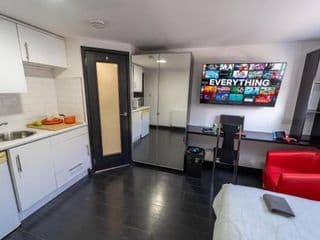 Spacious studios with free fast WIFI and 50inch SMART TV's next to UOB and 10min drive to the City! photo 4
